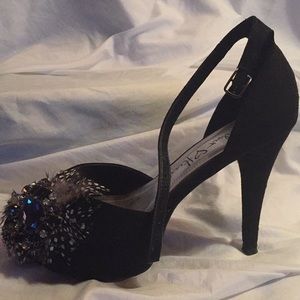 Black feather trim pump